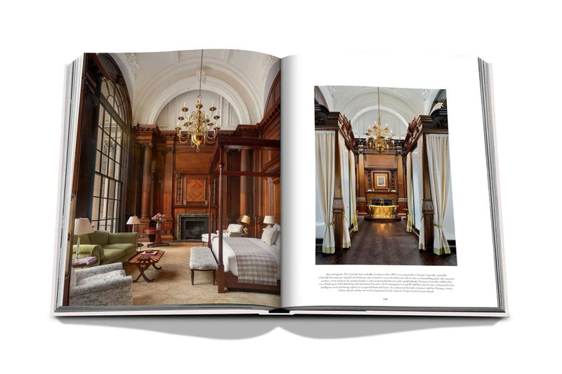Libro Raffles abierto: dos fotos de interiores clásicos con chimenea y cortinas