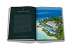Libro Raffles abierto: texto en azul oscuro y vista aérea de isla tropical