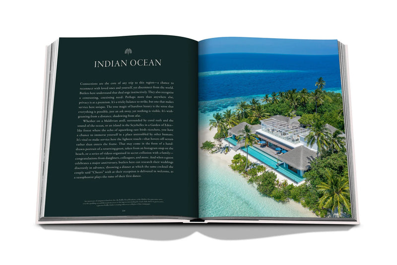 Libro Raffles abierto: texto en azul oscuro y vista aérea de isla tropical