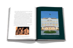 Libro Raffles abierto: páginas con texto, foto sepia y edificio blanco con bandera