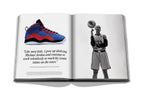 Libro abierto con zapatilla azul y roja y foto de Michael Jordan de niño