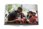 Libro abierto con foto de Michael Jordan con niños en exterior, en color