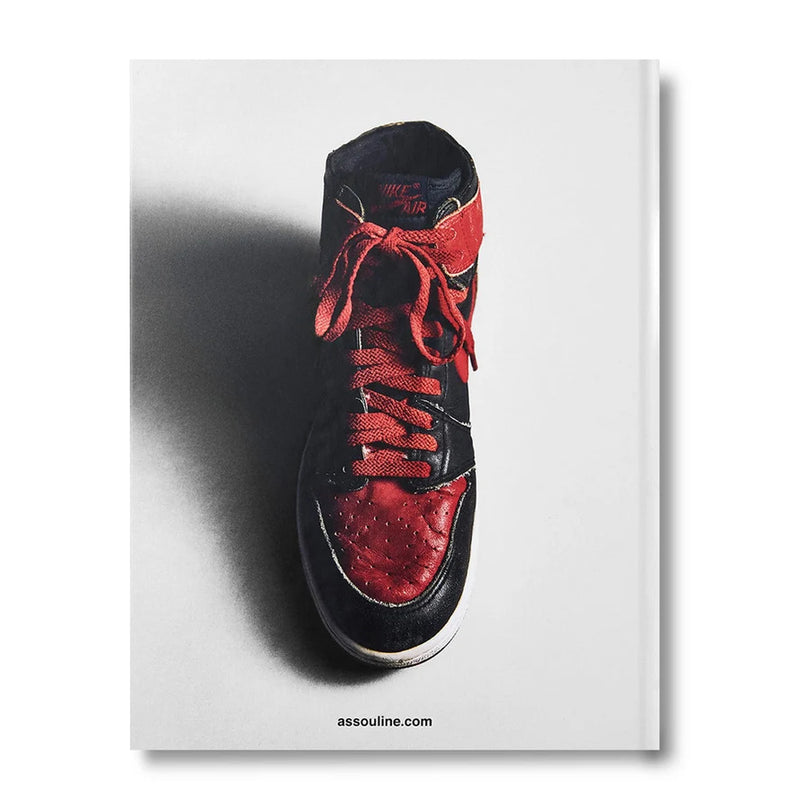 Libro de zapatos Air Jordan de Assouline, portada con zapatilla negra y roja