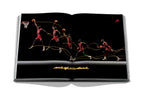 Libro abierto Assouline con ilustración de jugadores de baloncesto y texto