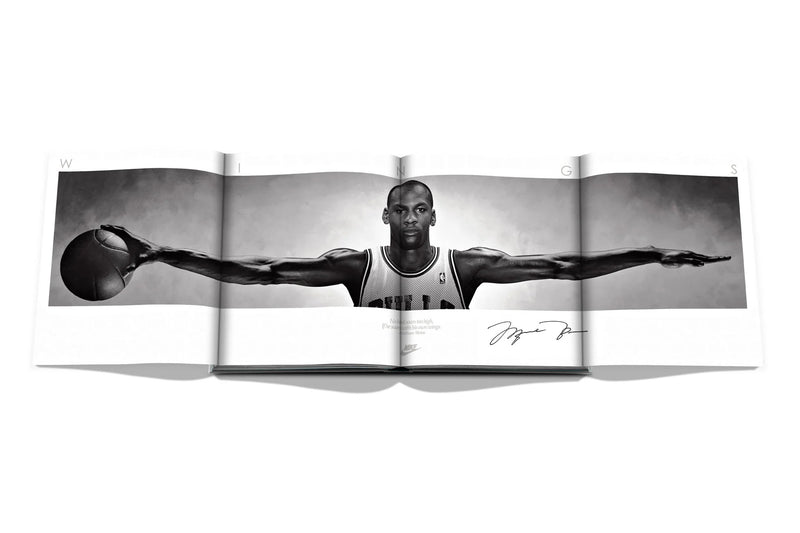 Libro abierto con foto en blanco y negro de jugador con los brazos extendidos