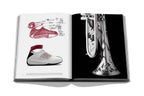 Libro abierto con boceto de zapatilla roja y foto de zapato grande bajo