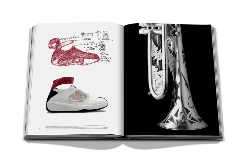 Libro abierto con boceto de zapatilla roja y foto de zapato grande bajo