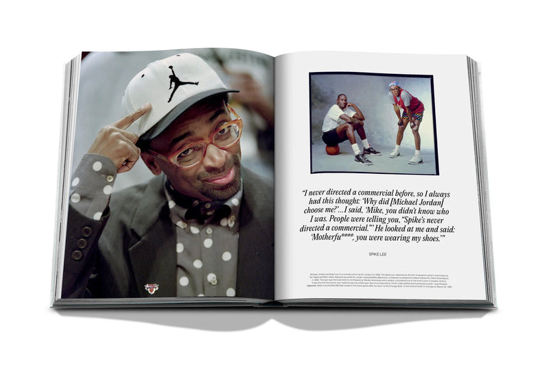 Libro abierto con retrato de jugador con gorra blanca y foto pequeña al lado