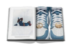 Libro abierto con foto de jugador sentado y vista detallada de zapatillas azules