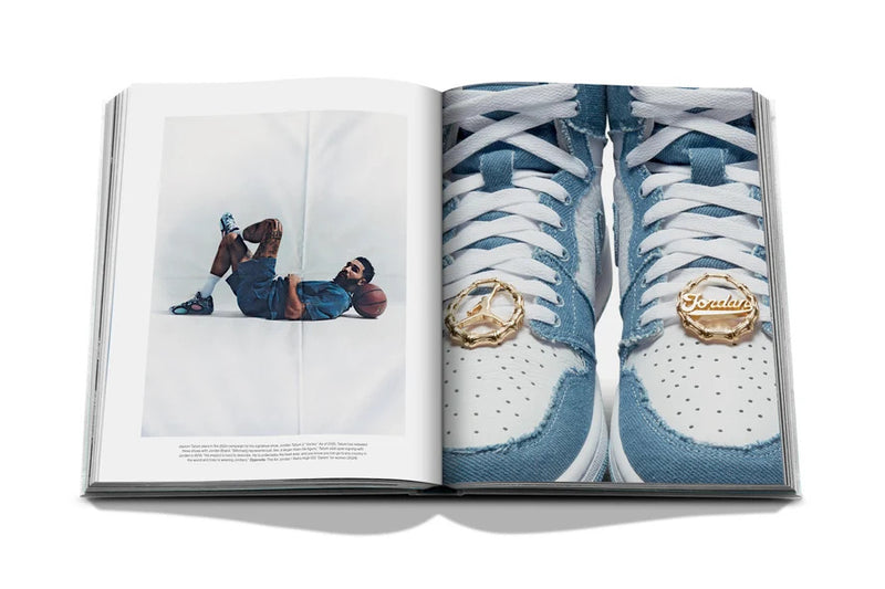 Libro abierto con foto de jugador sentado y vista detallada de zapatillas azules