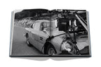 Libro abierto con foto en blanco y negro de coche clásico y detalle del motor