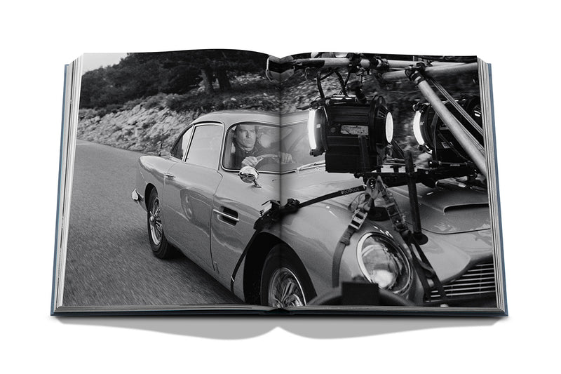 Libro abierto con foto en blanco y negro de coche clásico y detalle del motor