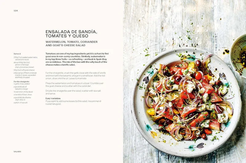 Libro de recetas: página con ensalada de sandía, tomates y queso en plato blanco.