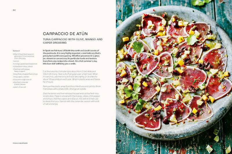 Libro de recetas: página con carpaccio de atún con aceitunas y mango en plato.
