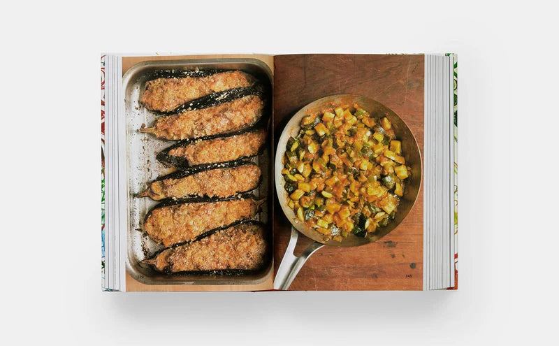 Libro de cocina abierto: bandeja con pescado y sartén con verduras en un cuenco