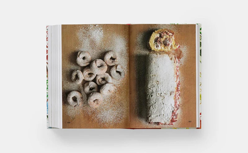 Libro de cocina abierto: pan con azúcar y bollos cubiertos de harina
