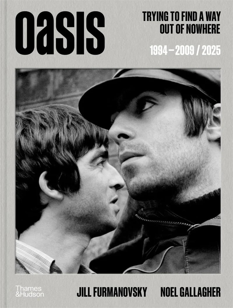 Portada Oasis con foto en blanco y negro de dos personas y título grande