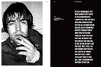Página con foto en blanco y negro de un hombre con mano en la boca y texto