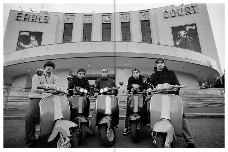 Página con foto en blanco y negro de cinco personas sobre scooters