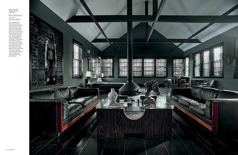Página de revista con foto de sala moderna oscura: sofá de cuero y mesa central.