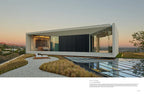 Página de revista con foto de casa moderna blanca y piscina rectangular con agua.