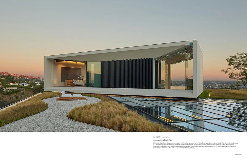 Página de revista con foto de casa moderna blanca y piscina rectangular con agua.