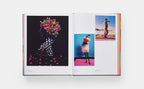 Libro abierto con fotografías de moda, imágenes de mujeres en fondos negro, azul y rosa.