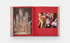 Libro abierto con fotografías de moda; imagen grande con vestuario brillante sobre fondo rojo.