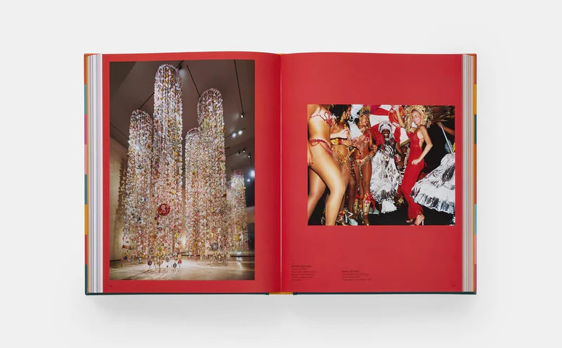 Libro abierto con fotografías de moda; imagen grande con vestuario brillante sobre fondo rojo.