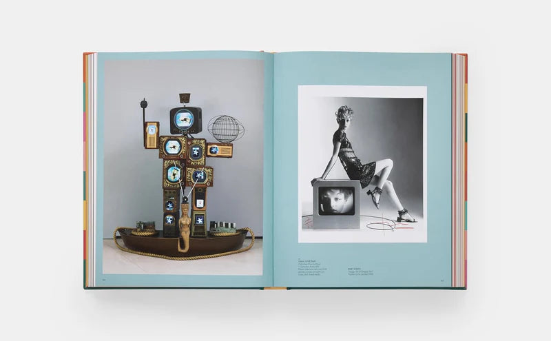 Libro abierto con fotografías de moda: página azul con objetos y foto en blanco y negro.