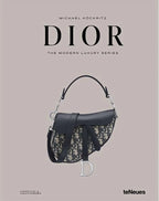 Portada de libro Dior: bolso de diseño ilustrado con correa y logotipo D