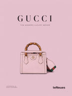 Bolso de mano Gucci rosa claro con asas de bambú, logotipo GG y bandolera a rayas