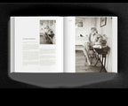 Libro abierto con fotografías en blanco y negro y texto en las páginas