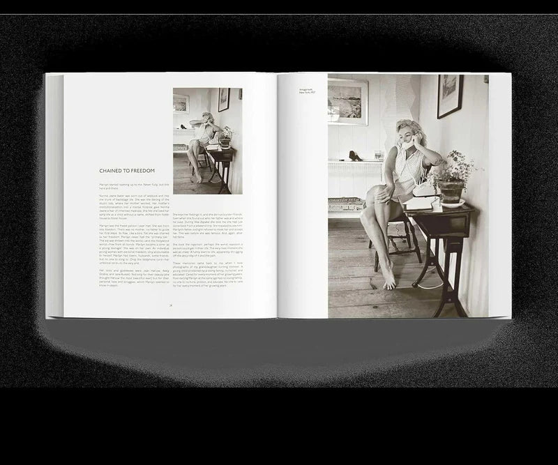 Libro abierto con fotografías en blanco y negro y texto en las páginas