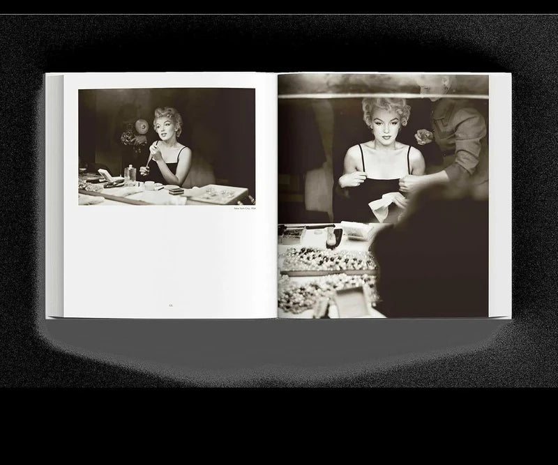 Libro abierto con dos fotografías en blanco y negro de una mujer