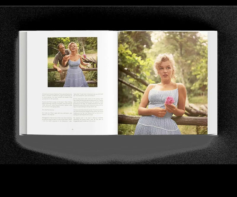 Libro abierto con fotografías a color: mujer con vestido y flor rosa