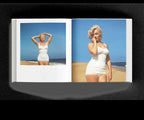 Libro abierto con fotografías a color en playa: mujer con traje blanco