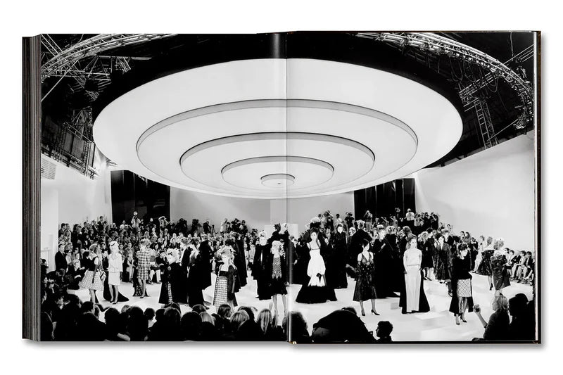 Libro abierto con escena de pasarela y modelos en blanco y negro