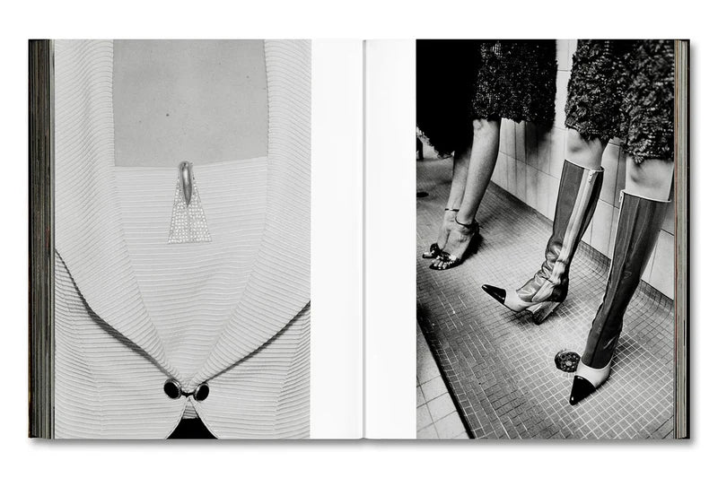 Libro abierto con foto de collar y botas altas en moda