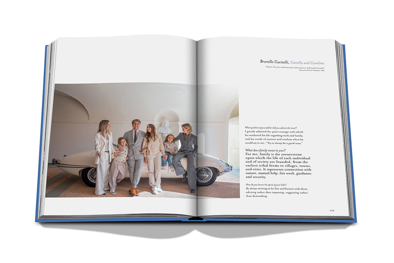 Libro abierto con foto de grupo en un garaje y texto impreso a la derecha