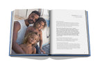 Libro abierto con foto a doble página de familia; a la derecha hay texto impreso