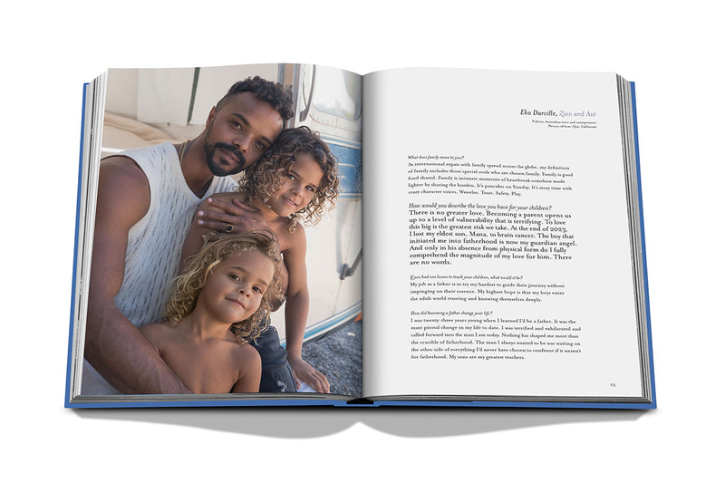 Libro abierto con foto a doble página de familia; a la derecha hay texto impreso