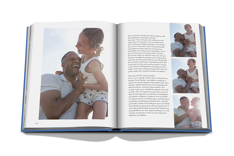 Libro abierto con foto familiar a la izquierda y columna de texto a la derecha