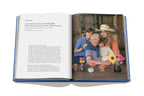 Libro abierto con foto familiar y flores en la derecha, y texto impreso a la izquierda