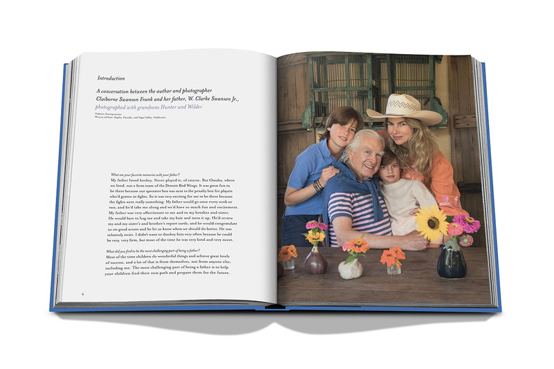 Libro abierto con foto familiar y flores en la derecha, y texto impreso a la izquierda