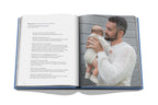 Libro abierto con foto de padre e hijo sosteniéndolo; texto impreso a la izquierda