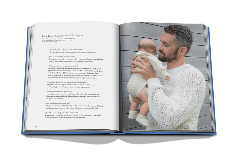 Libro abierto con foto de padre e hijo sosteniéndolo; texto impreso a la izquierda