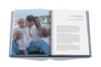 Libro abierto con foto en exteriores y texto impreso a la derecha
