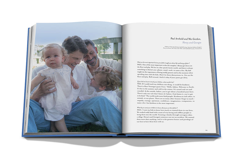 Libro abierto con foto en exteriores y texto impreso a la derecha