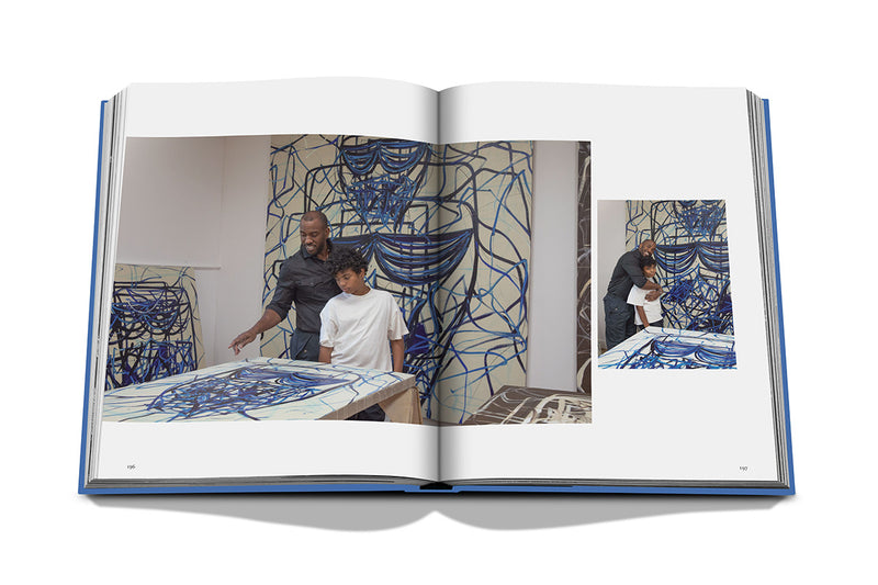 Libro abierto con fotos de una instalación artística y mesa; texto impreso mínimo